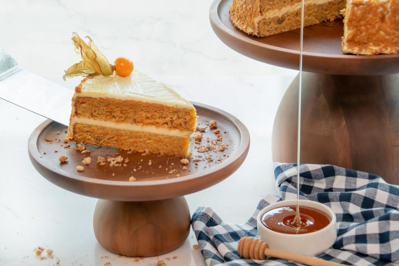 Swissotel Living ג'דה מראה חיצוני תמונה Honey being drizzled over a cake