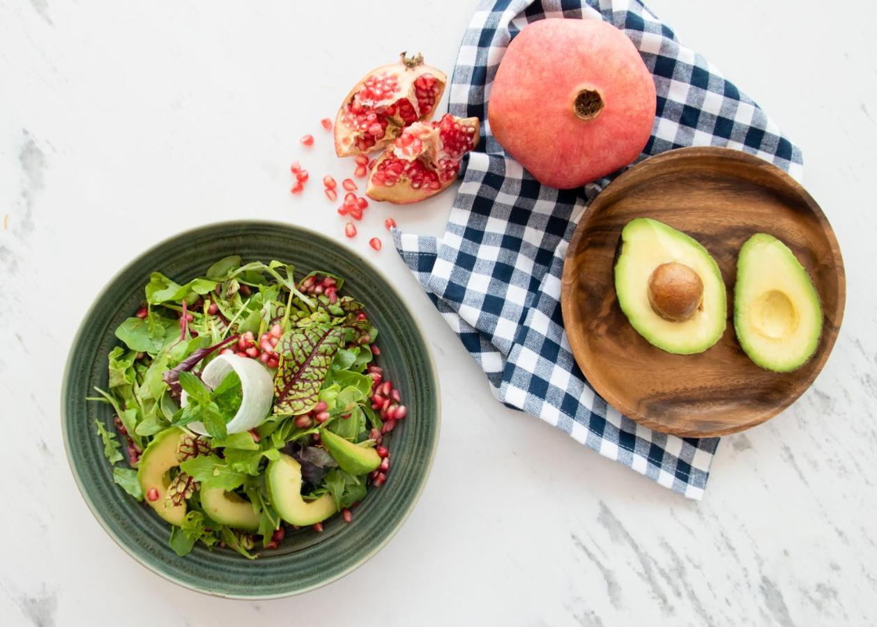 Swissotel Living ג'דה מראה חיצוני תמונה A salad with pomegranate seeds