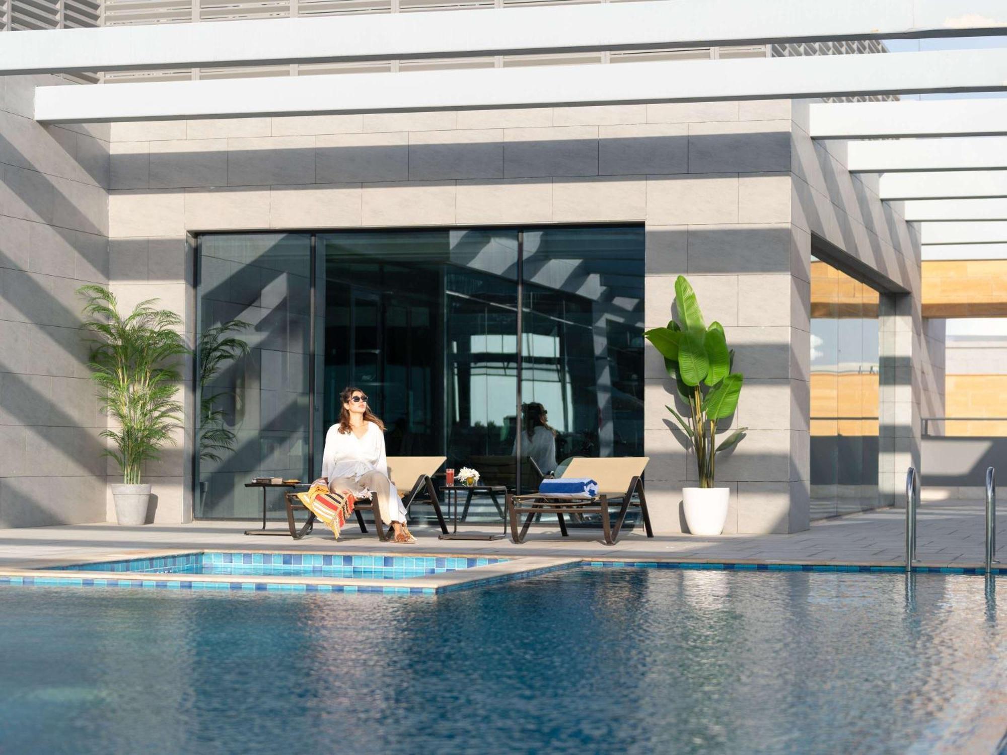 Swissotel Living ג'דה מראה חיצוני תמונה The swimming pool at the hotel