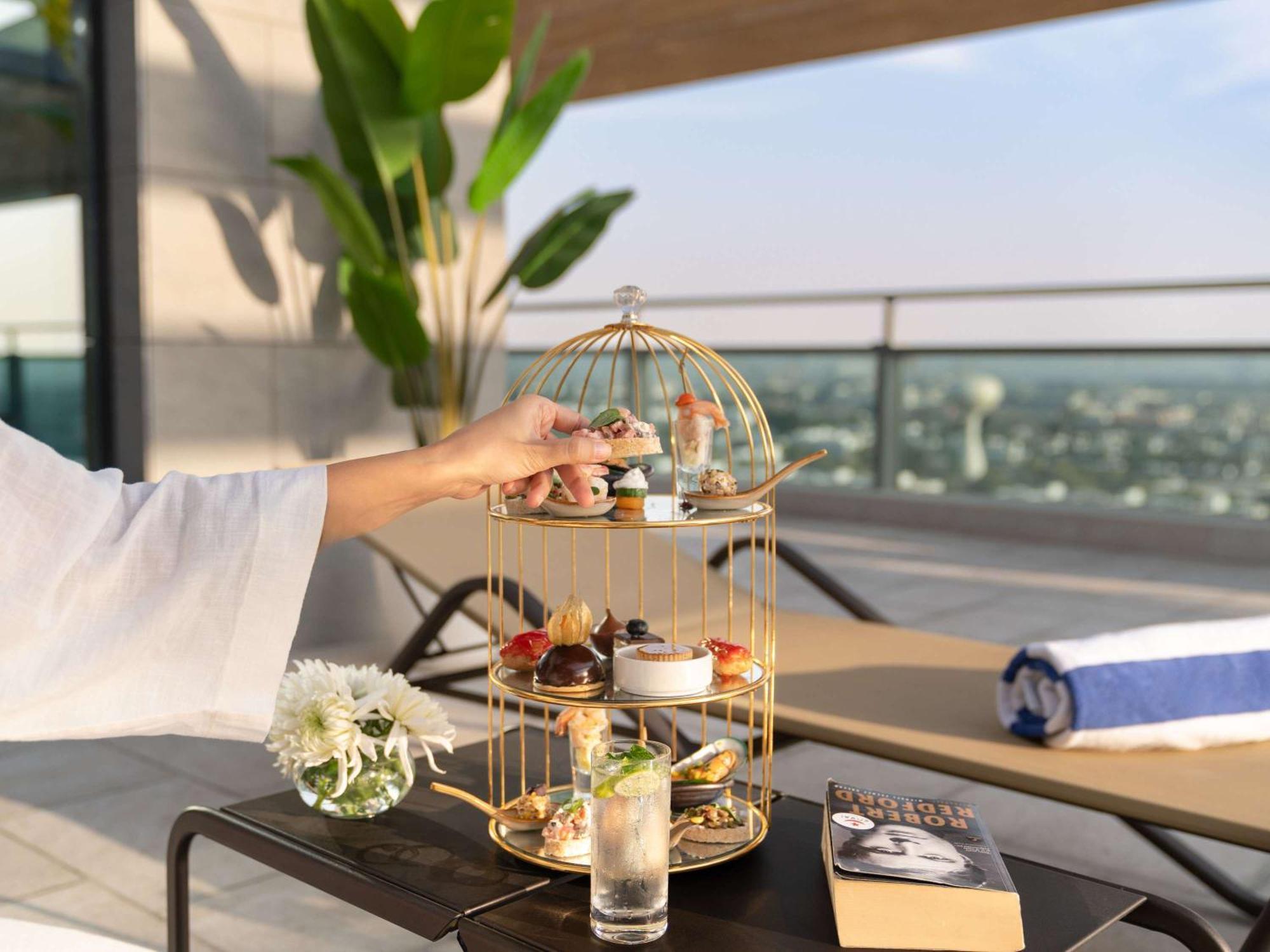 Swissotel Living ג'דה מראה חיצוני תמונה Afternoon tea at the pool deck