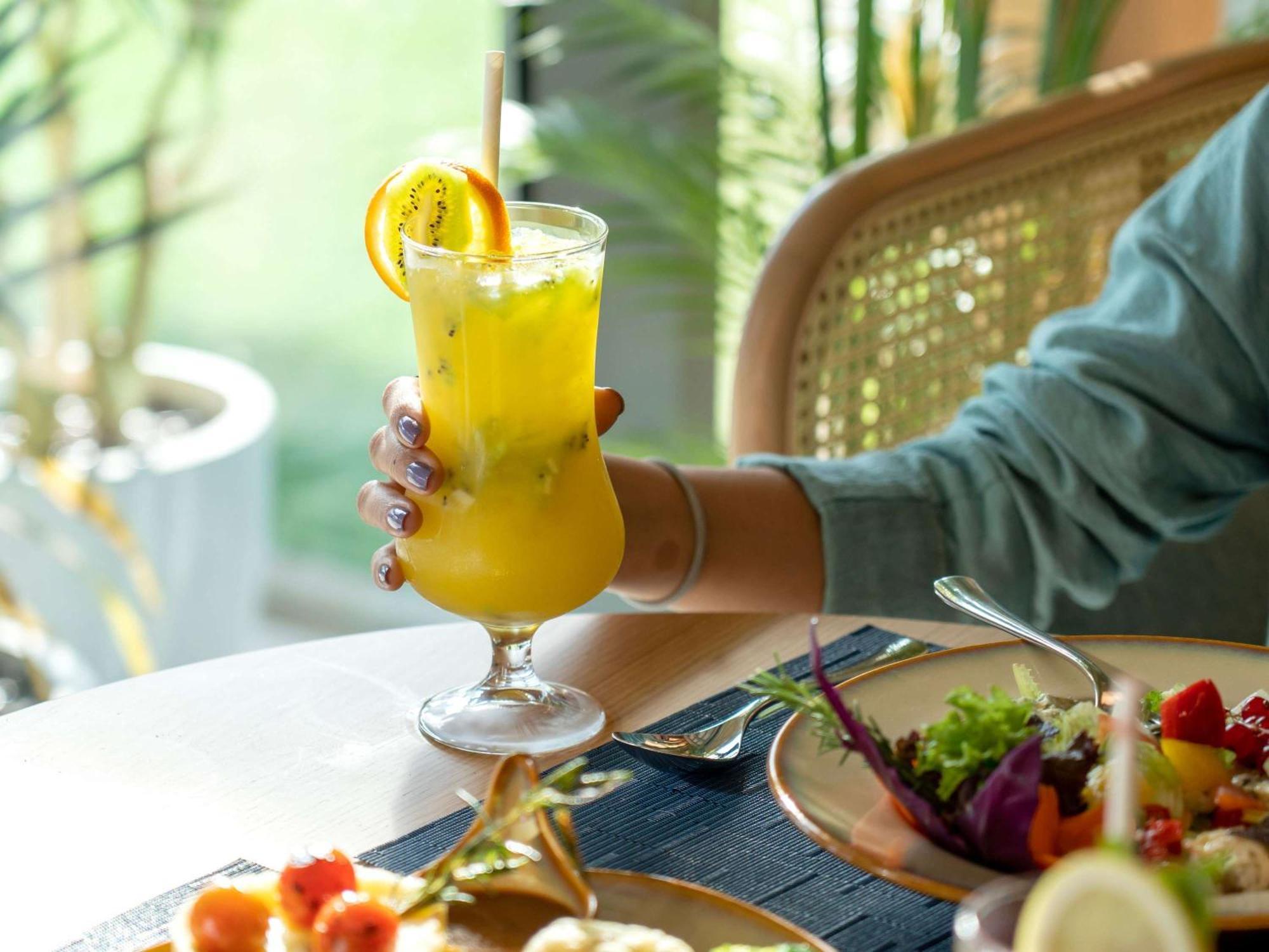 Swissotel Living ג'דה מראה חיצוני תמונה A woman holding a glass of juice