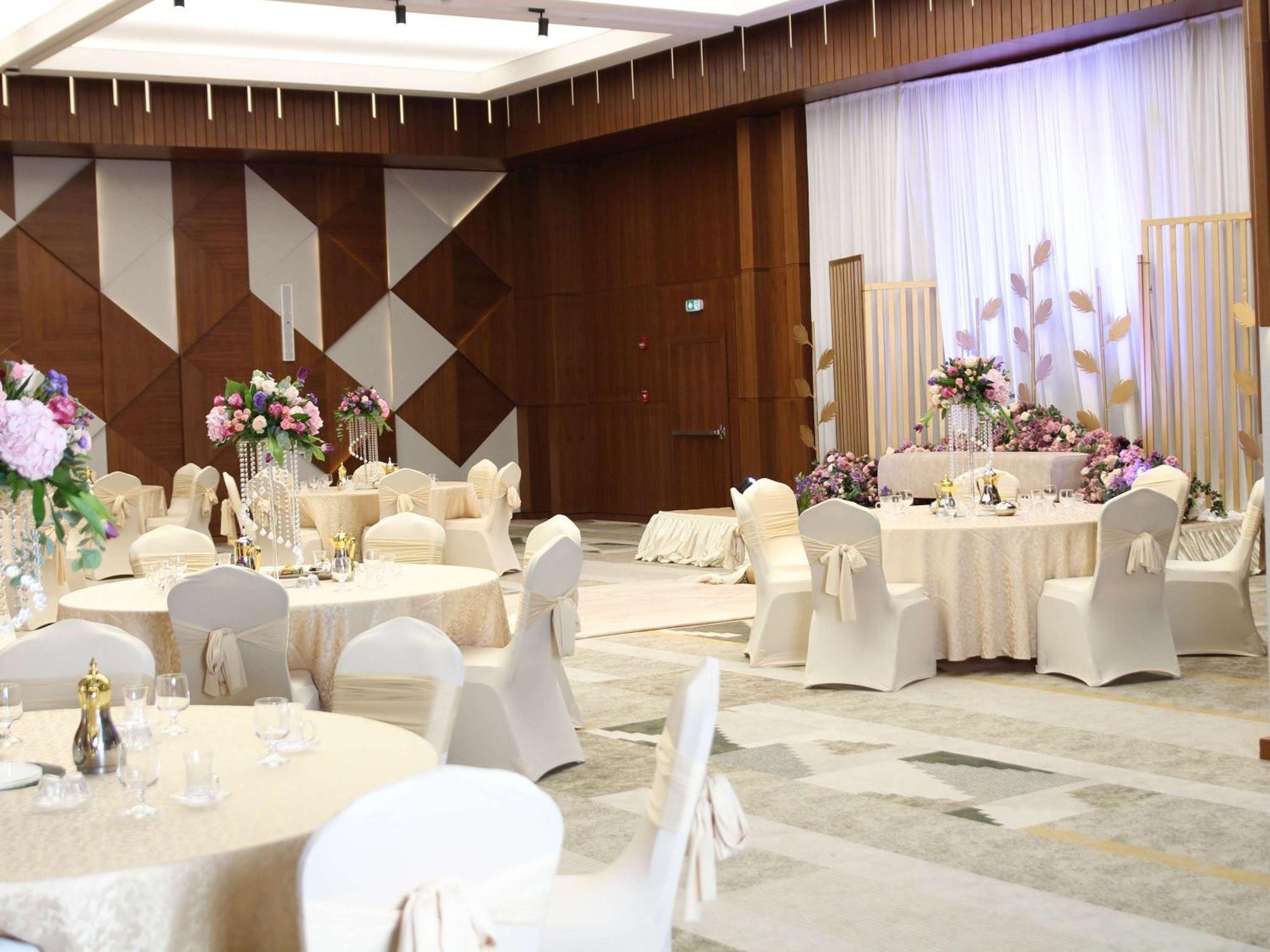 Swissotel Living ג'דה מראה חיצוני תמונה A wedding reception at the Grand Ballroom