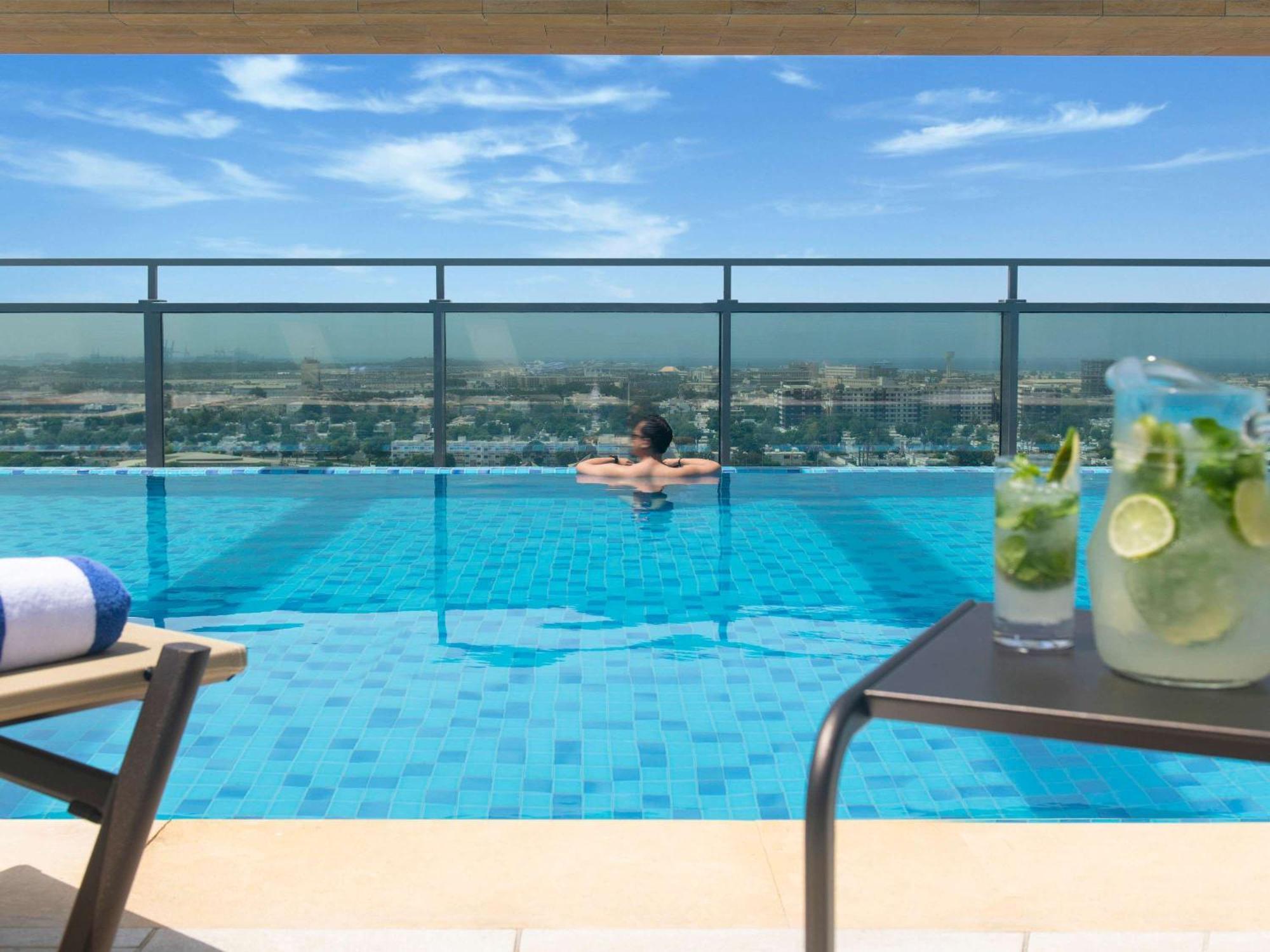 Swissotel Living ג'דה מראה חיצוני תמונה The swimming pool at the hotel